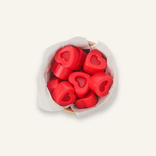 แว็กซ์หอมกลิ่นกุหลาบและมะลิ กลิ่น Dye Hearts รูปทรงหัวใจสีแดงและชมพู คอลเลกชัน Wax Fancy ในถ้วยคราฟท์แบรนด์ Dalayla