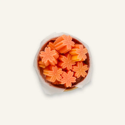 แว็กซ์หอมกลิ่นดอกส้มและน้ำผึ้ง กลิ่น Orange Blossom สีส้มสดใส คอลเลกชัน Wax Fancy ในถ้วยคราฟท์แบรนด์ Dalayla