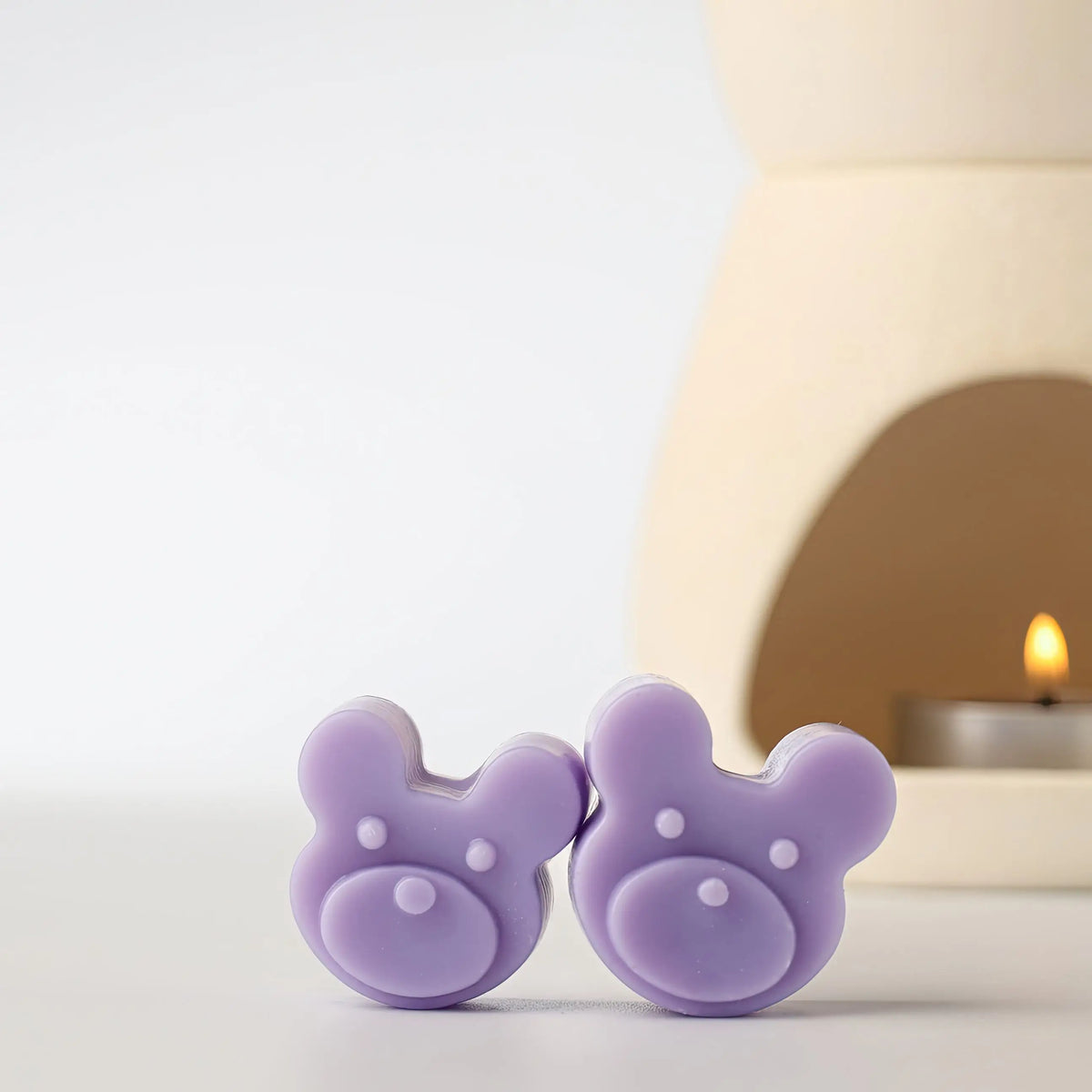แว็กซ์หอมผ่อนคลาย กลิ่น Sleepy Teddy วางคู่กับเตาอโรมาเซรามิก สร้างบรรยากาศห้องนอนให้นอนหลับสบาย