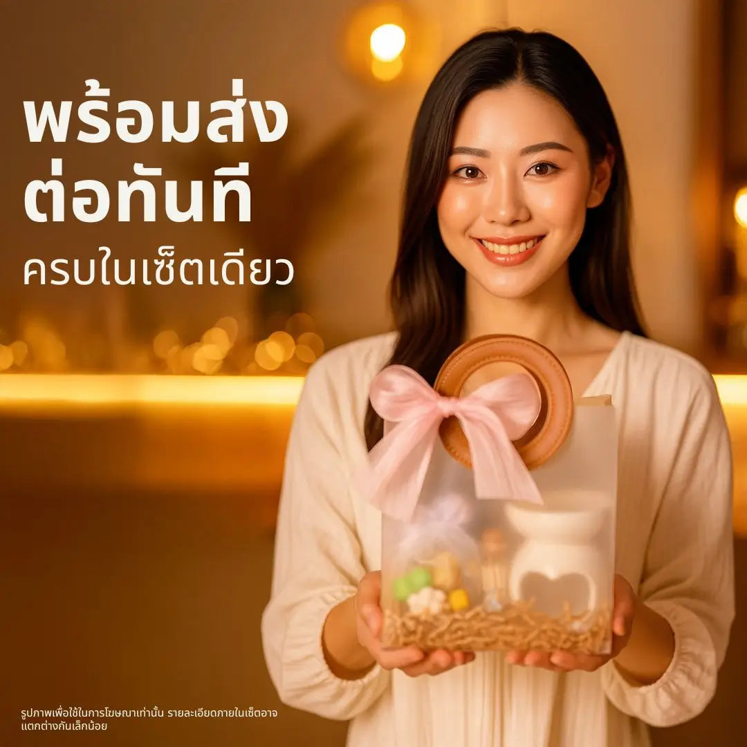 ผู้หญิงถือเซ็ตของขวัญแว็กซ์หอมแฮนด์เมด กลิ่นแชมเปญ (Champagne Gift Set) สำหรับมอบเป็นของชำร่วยหรือของขวัญในโอกาสพิเศษ