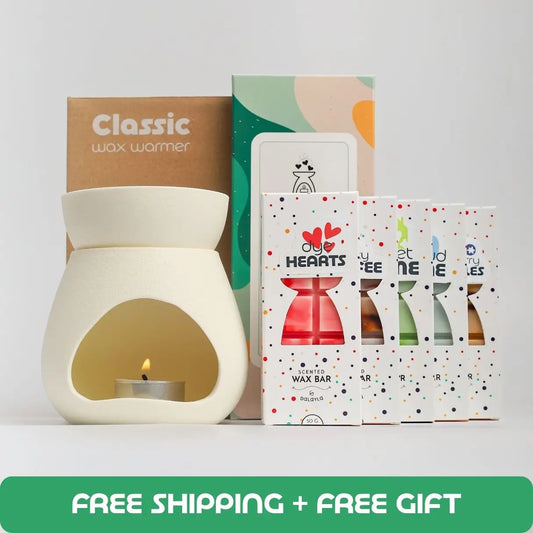 รูปภาพเซ็ตสินค้า Bundle 4 ประกอบด้วยเตาอุ่นแว็กซ์เซรามิกสีขาว (Ceramic Wax Warmer) วางคู่กับกล่องแว็กซ์บาร์ 5 กล่อง กลิ่น Dye Hearts, Minty Coffee และ Sweet Home พร้อมด้วยเทียนทีไลท์แบบไม่มีกลิ่นแพ็ก 10 ถ้วย และมีกล่องบรรจุภัณฑ์สีน้ำตาลวางอยู่ด้านหลังเพื่อความสวยงามและพร้อมส่งครับ