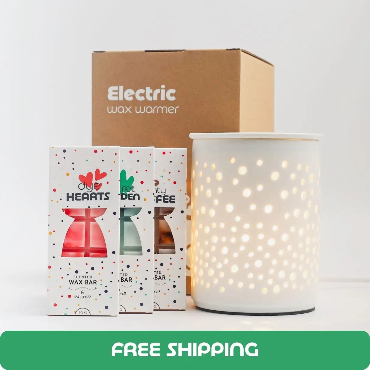 รูปภาพเซ็ตสินค้า Electric M Bundle ประกอบด้วยเตาอุ่นแว็กซ์ไฟฟ้าสีขาวลายฉลุวงกลม (Electric Wax Warmer) วางคู่กับกล่องแว็กซ์บาร์ 3 กล่อง กลิ่น Dye Hearts, Secret Garden และ Minty Coffee พร้อมกล่องบรรจุภัณฑ์สีน้ำตาลด้านหลัง และมีป้ายวงกลมสีเหลืองมุมขวาบนระบุ "Free Shipping" ส่งฟรีทั่วประเทศ