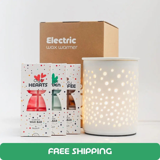 รูปภาพเซ็ตสินค้า Electric M Bundle ประกอบด้วยเตาอุ่นแว็กซ์ไฟฟ้าสีขาวลายฉลุวงกลม (Electric Wax Warmer) วางคู่กับกล่องแว็กซ์บาร์ 3 กล่อง กลิ่น Dye Hearts, Secret Garden และ Minty Coffee พร้อมกล่องบรรจุภัณฑ์สีน้ำตาลด้านหลัง และมีป้ายวงกลมสีเหลืองมุมขวาบนระบุ "Free Shipping" ส่งฟรีทั่วประเทศ