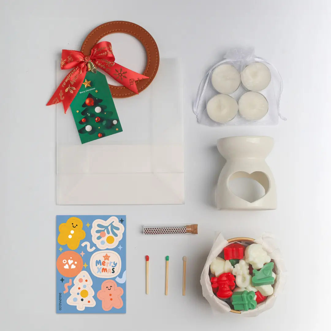 ของในเซ็ต Christmas Gift Set กลิ่น Christmas Melts: ถุงของขวัญโบว์แดง เทียนทีไลท์ 4 ก้อน เตามินิ สติกเกอร์ ขวดไม้ขีดไฟ และแว็กซ์รูปคริสต์มาส