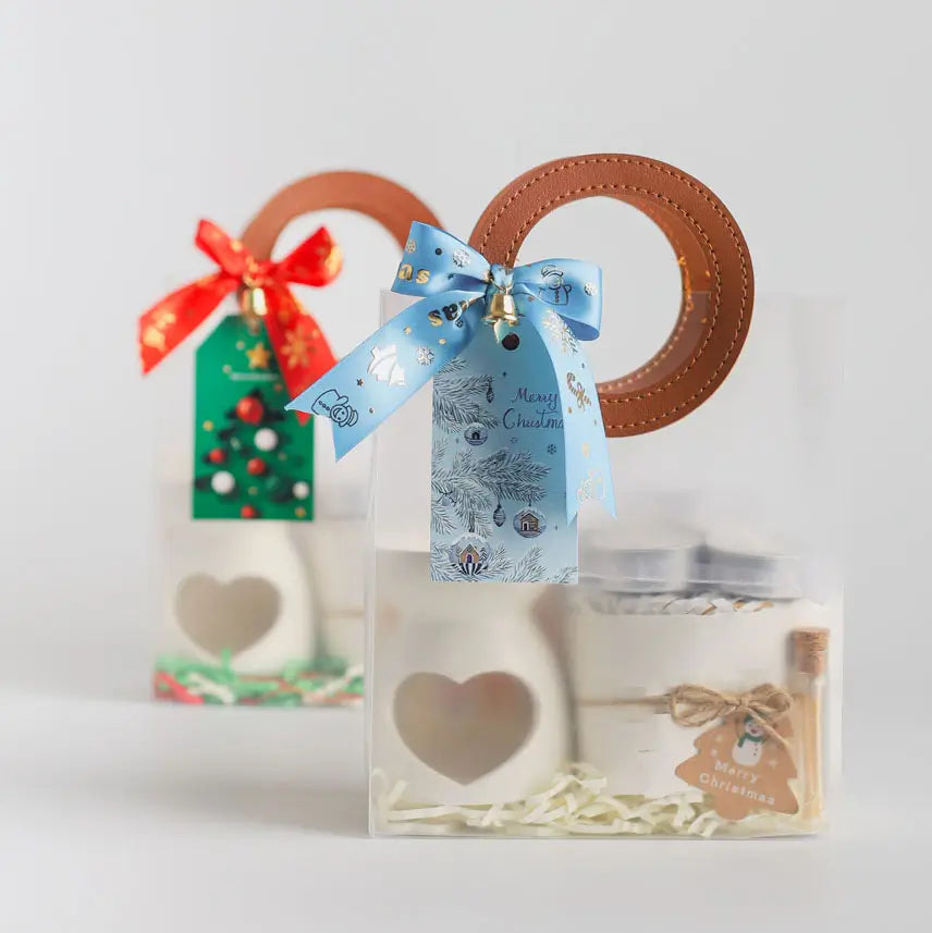 Christmas Gift Set แบบ Snowflakes Blues โบว์ฟ้าด้านหน้า และ Christmas Melts โบว์แดงด้านหลัง ในถุงของขวัญใสหูหนัง