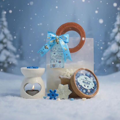 ชุดของขวัญคริสต์มาส Snowflakes Blues: เตาอโรมามินิ กระปุก Wax Fancy และแว็กซ์รูปเกล็ดหิมะสีฟ้าขาว พร้อมถุงของขวัญโบว์ฟ้า ในฉากหิมะ
