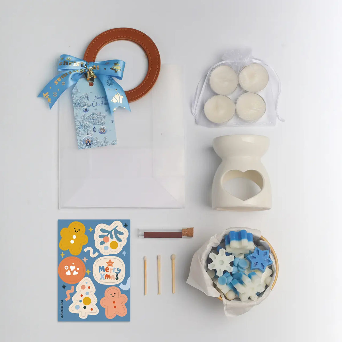 ของในเซ็ต Christmas Gift Set กลิ่น Snowflakes Blues: ถุงของขวัญโบว์ฟ้า เทียนทีไลท์ 4 ก้อน เตามินิ สติกเกอร์ ขวดไม้ขีดไฟ และแว็กซ์รูปเกล็ดหิมะ