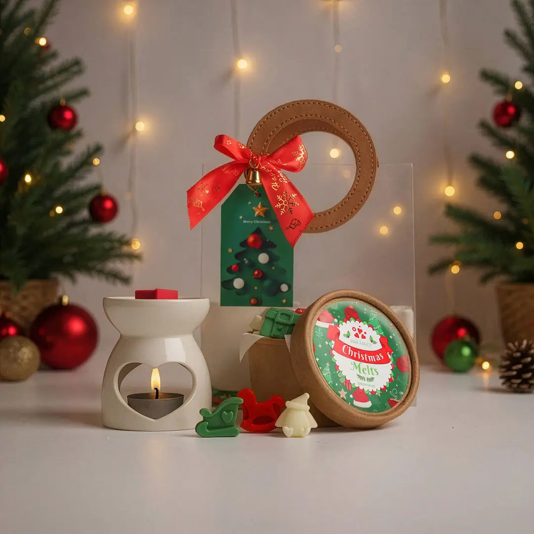 ชุดของขวัญคริสต์มาส Christmas Melts: เตาอโรมามินิ กระปุก Wax Fancy แว็กซ์รูปเลื่อน ม้าโยก ต้นคริสต์มาส และถุงของขวัญโบว์แดง ท่ามกลางไฟประดับ