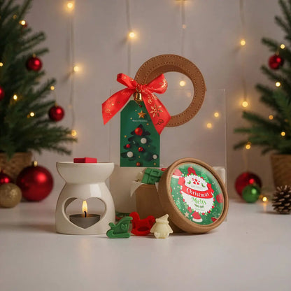 ชุดของขวัญคริสต์มาส Christmas Melts: เตาอโรมามินิ กระปุก Wax Fancy แว็กซ์รูปเลื่อน ม้าโยก ต้นคริสต์มาส และถุงของขวัญโบว์แดง ท่ามกลางไฟประดับ