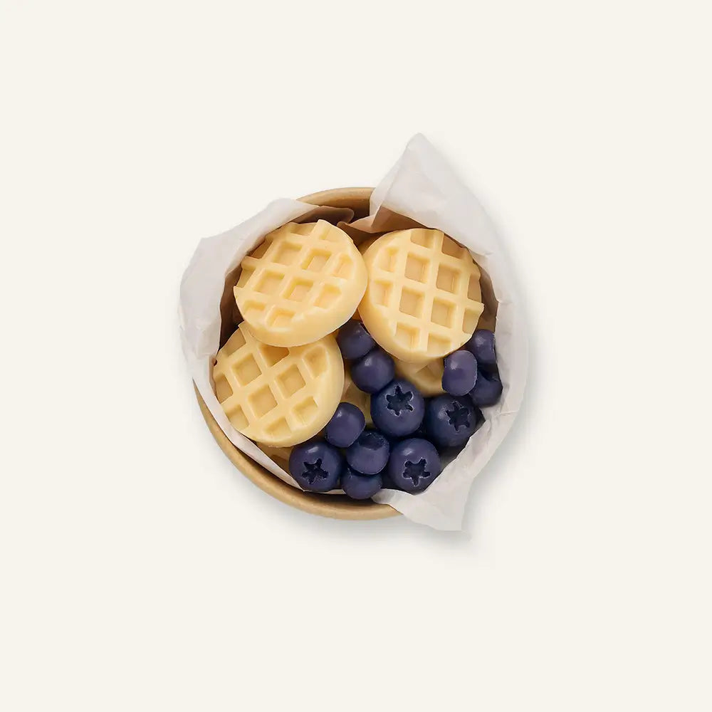 แว็กซ์หอมรูปวาฟเฟิลและบลูเบอร์รี่ กลิ่น Blueberry Waffles คอลเลกชัน Wax Fancy บรรจุในถ้วยกระดาษคราฟท์ วางบนพื้นหลังสีขาว