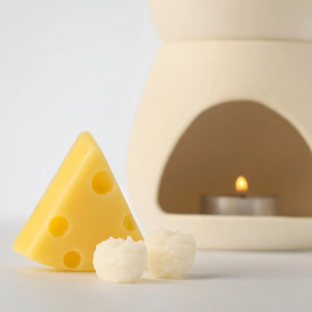 แว็กซ์หอมกลิ่นคาราเมลป๊อปคอร์น วางคู่กับเตาอโรมาเซรามิกและเทียนทีไลท์ สร้างบรรยากาศในบ้านให้สนุกสนานและอบอุ่น