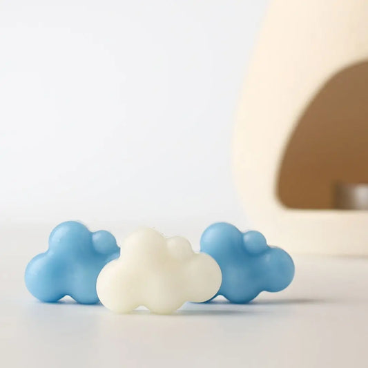 แว็กซ์หอมกลิ่นฝนและลิลลี่ออฟเดอะวัลเลย์ รูปก้อนเมฆ วางคู่กับเตาอโรมาเซรามิก สร้างบรรยากาศสดชื่นในบ้าน