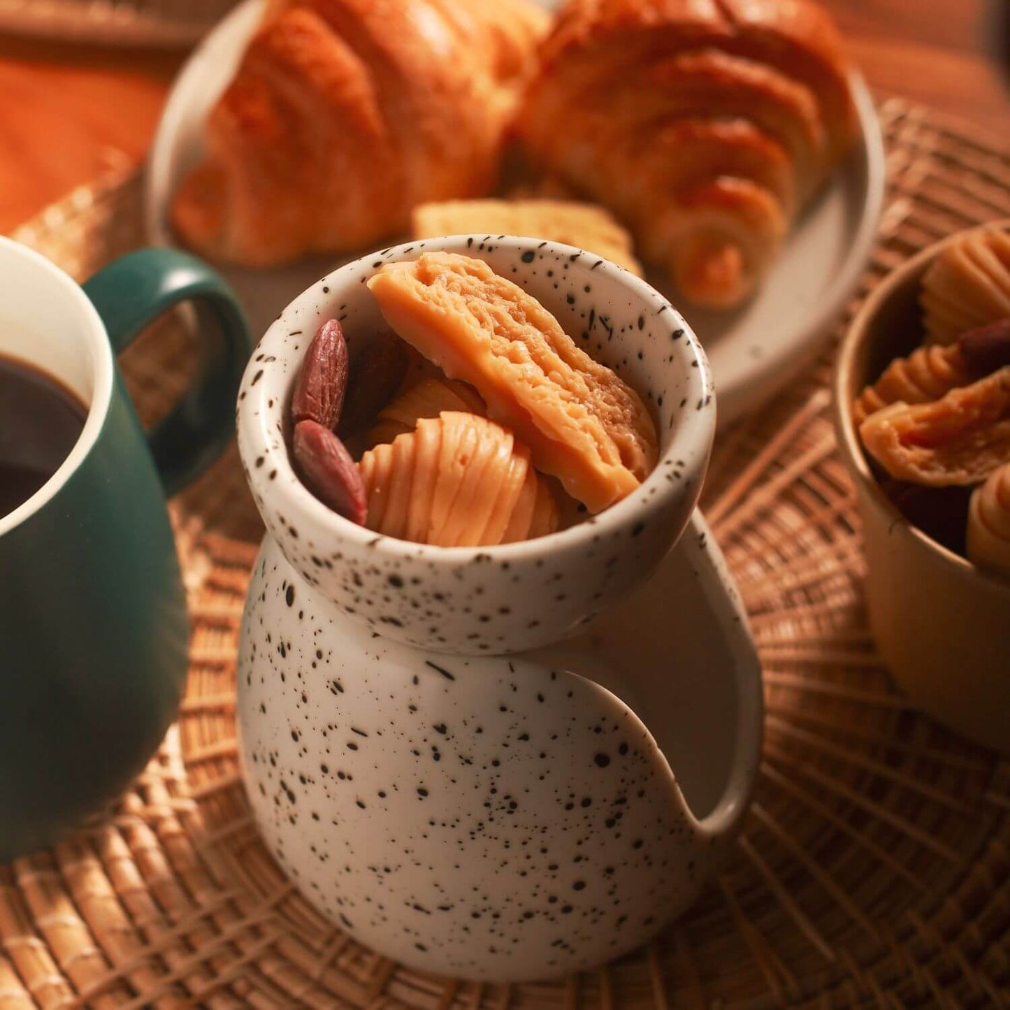 รายละเอียดแว็กซ์หอมรูปทรงครัวซองต์และขนมปังโทสต์ กลิ่น Croissant & Toast ภายในถ้วยเตาอโรมาลายจุด