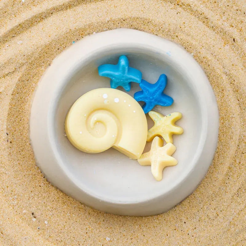 แว็กซ์หอมธีมทะเล (รูปทรงคละแบบ) Ocean Breeze Premium Wax Fancy ในเตาอุ่นเซรามิก มุมสูงระยะใกล้ พื้นหลังทราย