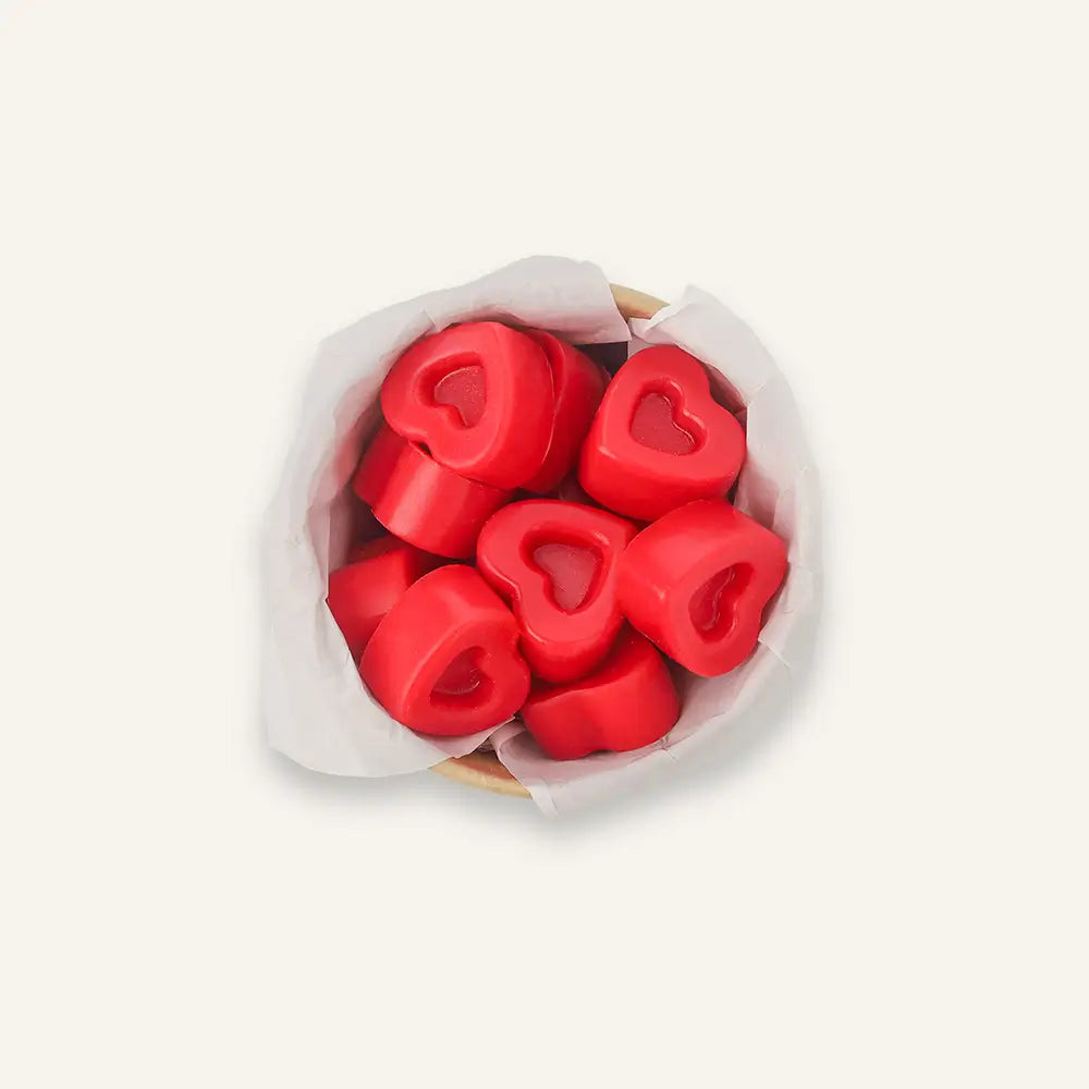 แว็กซ์หอมกลิ่นกุหลาบและมะลิ กลิ่น Dye Hearts รูปทรงหัวใจสีแดงและชมพู คอลเลกชัน Wax Fancy ในถ้วยคราฟท์แบรนด์ Dalayla