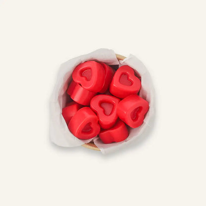 แว็กซ์หอมกลิ่นกุหลาบและมะลิ กลิ่น Dye Hearts รูปทรงหัวใจสีแดงและชมพู คอลเลกชัน Wax Fancy ในถ้วยคราฟท์แบรนด์ Dalayla