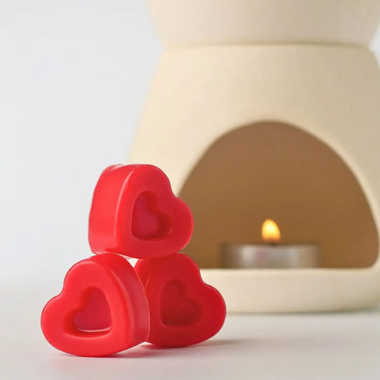 แว็กซ์หอมกลิ่นกุหลาบโมร็อคโคและพัชชูลี กลิ่น Dye Hearts วางคู่กับเตาอโรมาเซรามิก สร้างบรรยากาศโรแมนติกและผ่อนคลายในบ้าน