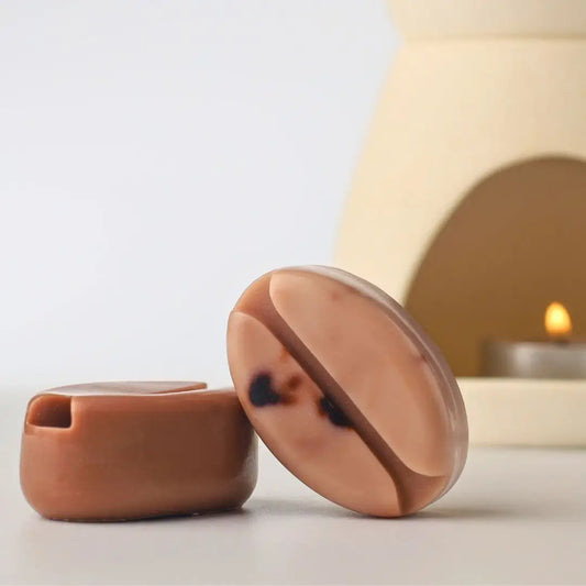 แว็กซ์หอมกลิ่นกาแฟและเปปเปอร์มิ้นต์ กลิ่น Minty Coffee วางคู่กับเตาอโรมาเซรามิก สร้างบรรยากาศคาเฟ่ที่ช่วยให้มีสมาธิ