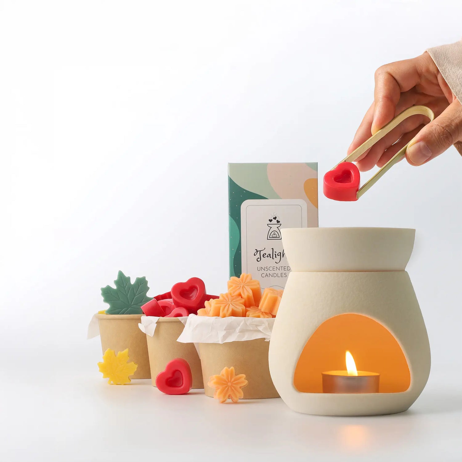 ไขผึ้งหอมและแผ่นน้ำหอมแฮนด์เมด (Natural Wax Blend) รูปทรงหัวใจและใบไม้ พร้อมเตาเผาเซรามิกและเทียนทีไลท์สำหรับตกแต่งบ้าน