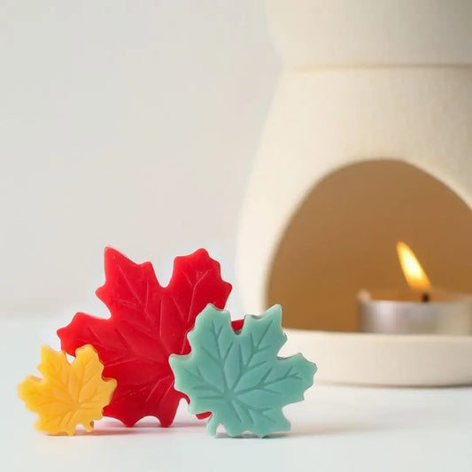 แว็กซ์หอมกลิ่นสมุนไพรและดอกไม้ กลิ่น Secret Garden วางคู่กับเตาอโรมาเซรามิก สร้างบรรยากาศผ่อนคลายและเพิ่มสมาธิในบ้าน