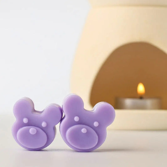 แว็กซ์หอมผ่อนคลาย กลิ่น Sleepy Teddy วางคู่กับเตาอโรมาเซรามิก สร้างบรรยากาศห้องนอนให้นอนหลับสบาย