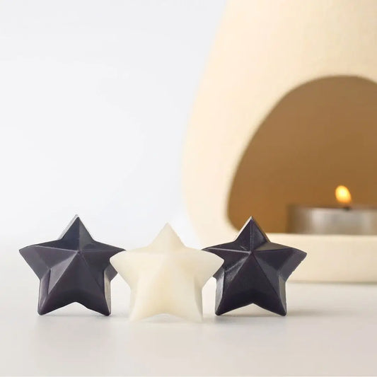 แว็กซ์หอมกลิ่นลูกพีชและดอกคูณ กลิ่น Star Dust วางคู่กับเตาอโรมาเซรามิก สร้างบรรยากาศผ่อนคลายในบ้าน