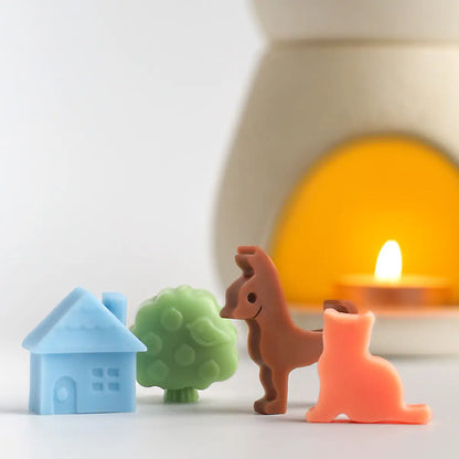 แว็กซ์หอมกลิ่นผลไม้เขตร้อน วางคู่กับเตาอโรมาเซรามิกและเทียนทีไลท์ เตรียมพร้อมสำหรับการใช้งานเพื่อสร้างกลิ่นหอมสดชื่นในบ้าน