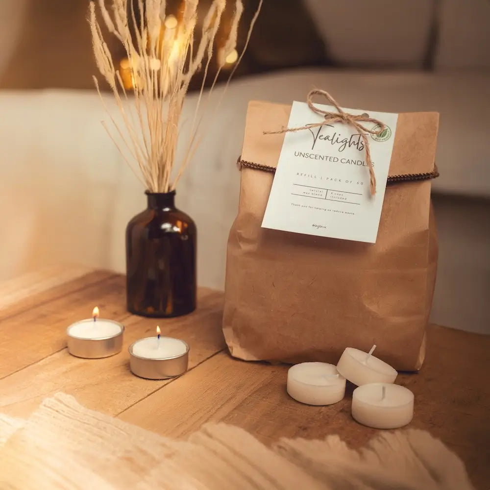 ไลฟ์สไตล์: รีฟิลเทียนหอม Dalayla บนโต๊ะไม้ พร้อมเทียนจุดไฟและ reed diffuser